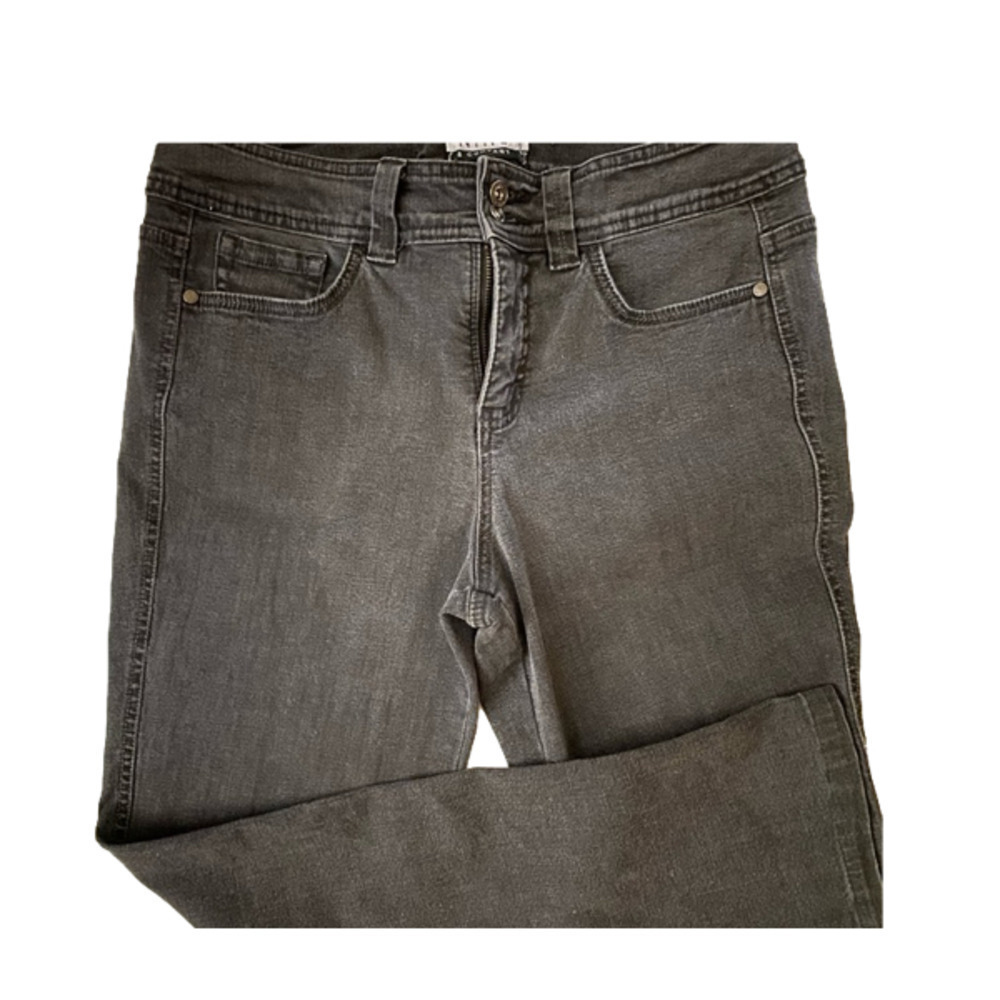 Nine WEST. Black High Rise jeans. Straight Mom style